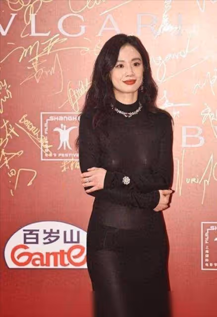 李夢出鏡不穿內衣,自信又率真 網友:她做了女生想做卻不敢做的事