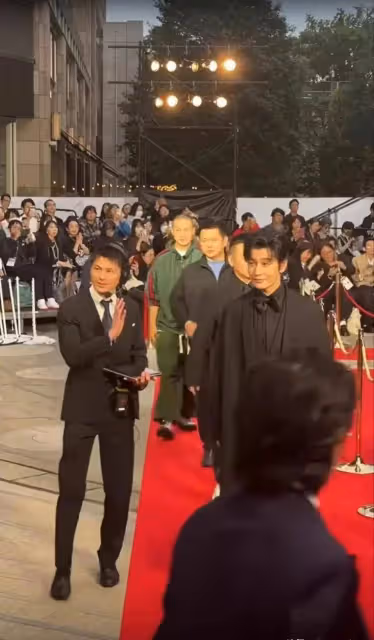 黃曉明不受女朋友影響現身東京參加電影節,風衣又肥又大好帥氣