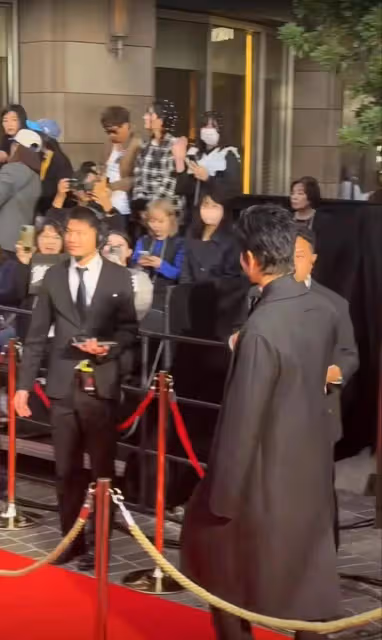 黃曉明不受女朋友影響現身東京參加電影節,風衣又肥又大好帥氣