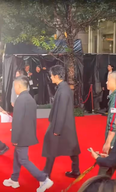 黃曉明不受女朋友影響現身東京參加電影節,風衣又肥又大好帥氣