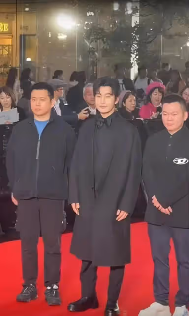 黃曉明不受女朋友影響現身東京參加電影節,風衣又肥又大好帥氣