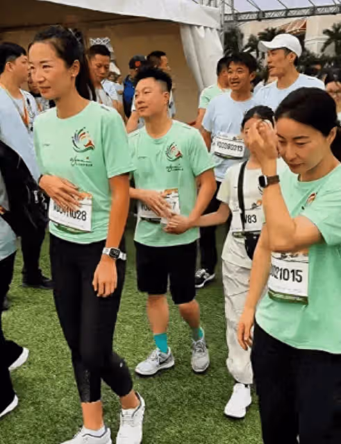 李小鵬帶女兒與郭晶晶全紅嬋健身跑,12歲奧莉顏值出眾
