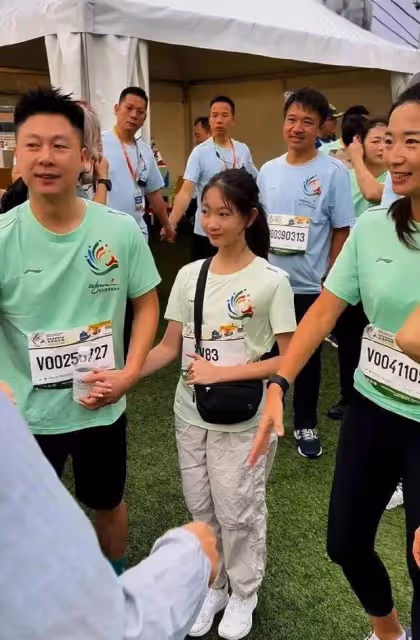 李小鵬帶女兒與郭晶晶全紅嬋健身跑,12歲奧莉顏值出眾