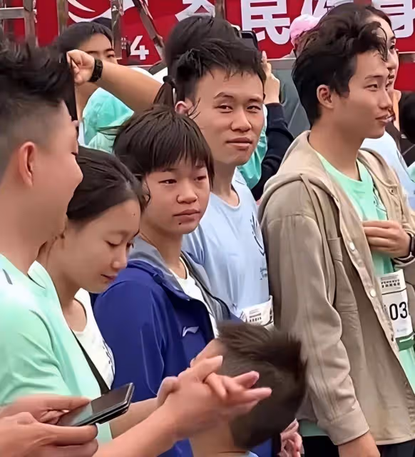 李小鵬帶女兒與郭晶晶全紅嬋健身跑,12歲奧莉顏值出眾
