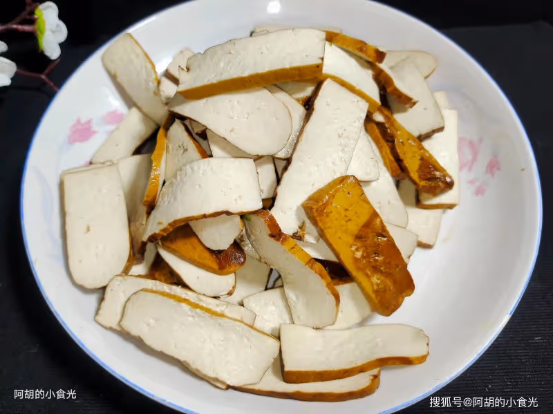 秋天不懂吃它實在虧,比吃魚吃肉強!簡單燜一鍋,滿口軟嫩高蛋白、還特下飯