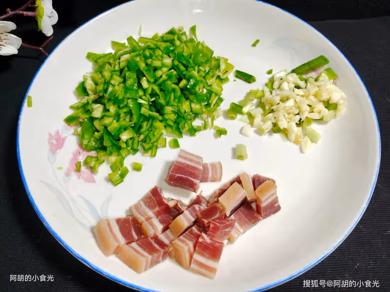 秋天不懂吃它實在虧,比吃魚吃肉強!簡單燜一鍋,滿口軟嫩高蛋白、還特下飯