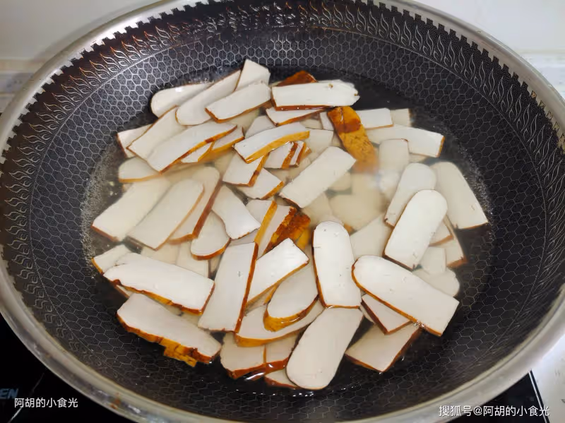 秋天不懂吃它實在虧,比吃魚吃肉強!簡單燜一鍋,滿口軟嫩高蛋白、還特下飯