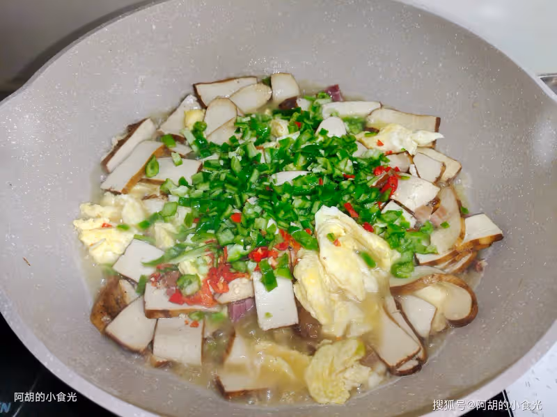 秋天不懂吃它實在虧,比吃魚吃肉強!簡單燜一鍋,滿口軟嫩高蛋白、還特下飯