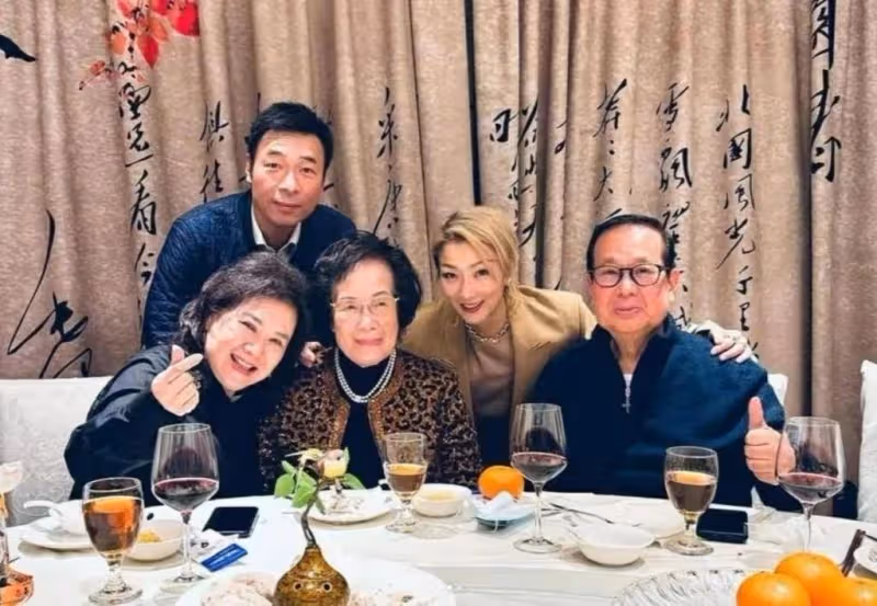 鄭秀文突曬輪椅照揭母親治療進度:腳能動了,鄭母早前因肺病入院