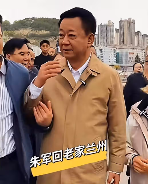 朱軍罕見現身老家蘭州,前呼後擁被嘲排場大,網友:像領導來視察