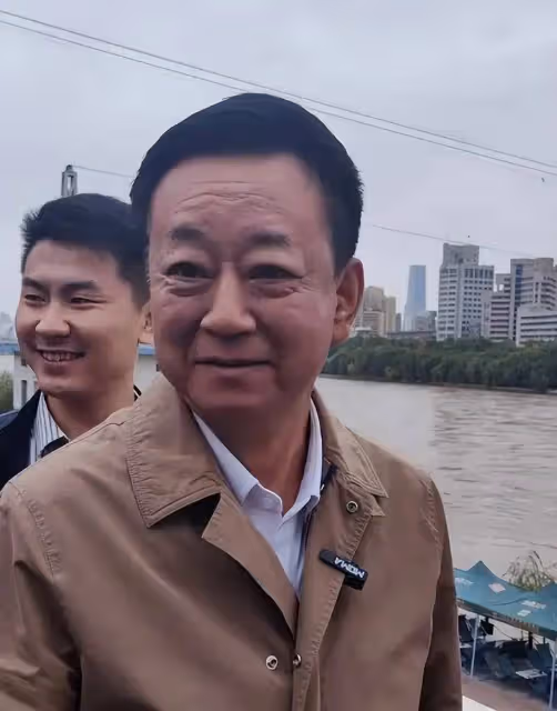朱軍罕見現身老家蘭州,前呼後擁被嘲排場大,網友:像領導來視察