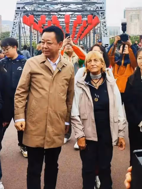 朱軍罕見現身老家蘭州,前呼後擁被嘲排場大,網友:像領導來視察