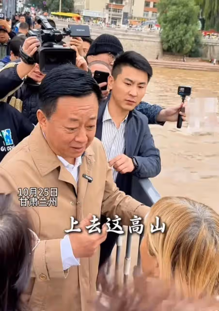 朱軍罕見現身老家蘭州,前呼後擁被嘲排場大,網友:像領導來視察