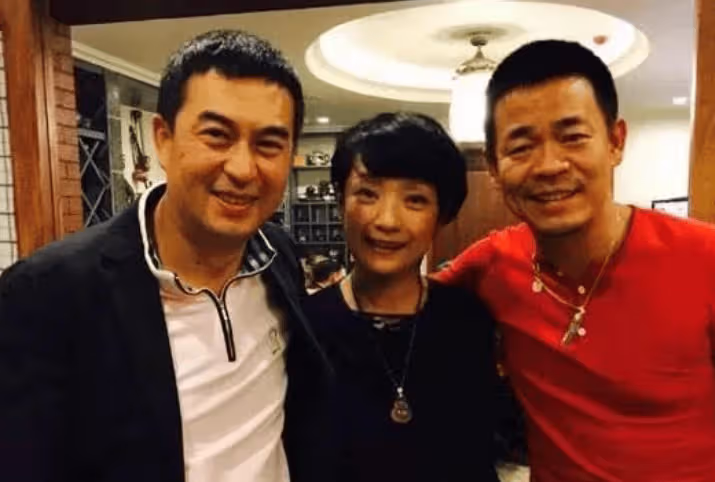 網曝張嘉譯王海燕瞞著女兒離婚,工作室火速闢謠,今年曾甜蜜出遊