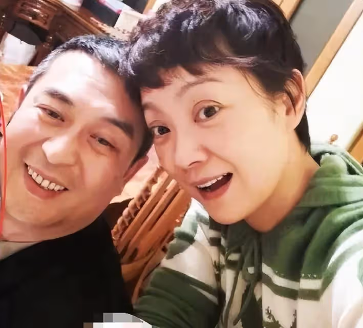 網曝張嘉譯王海燕瞞著女兒離婚,工作室火速闢謠,今年曾甜蜜出遊