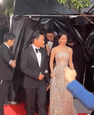 趙麗穎穿閃鑽長裙亮相東京電影節，辛芷蕾薄紗高定裙氣場強