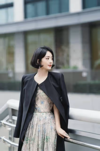 趙麗穎穿閃鑽長裙亮相東京電影節，辛芷蕾薄紗高定裙氣場強