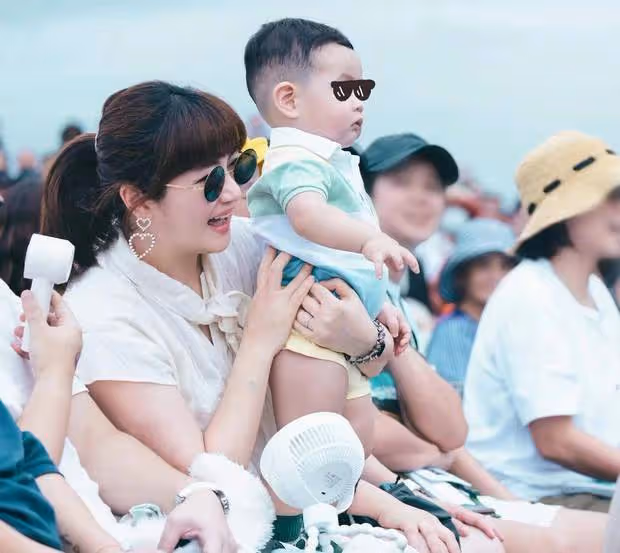 Selina帶1歲兒子看音樂會,正臉出鏡臉頰飽滿超可愛