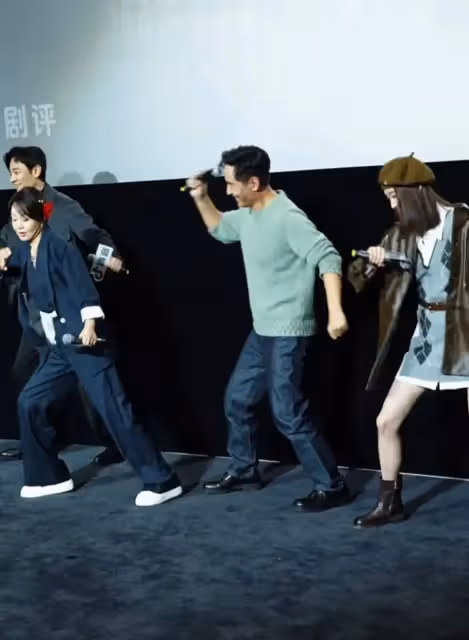閆妮關曉彤難得再次合作,一同現身宣傳新劇,閆妮全程甜笑好可愛