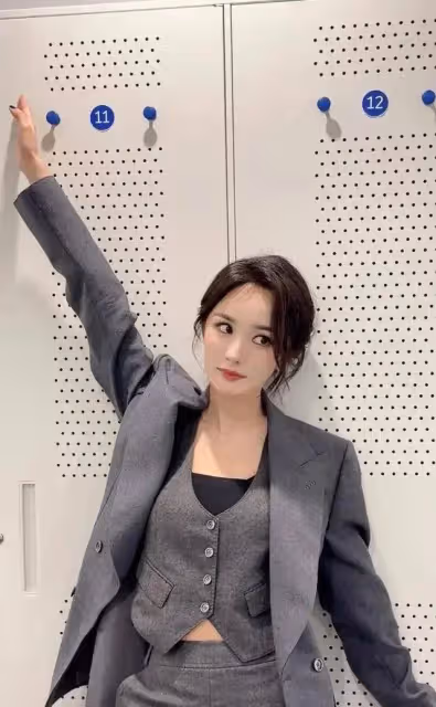 楊冪登台表演引圍觀,一身西裝超有型,和沈騰跳舞好有喜感