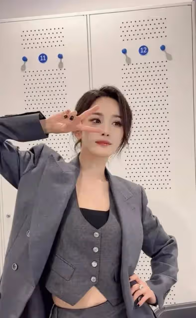 楊冪登台表演引圍觀,一身西裝超有型,和沈騰跳舞好有喜感