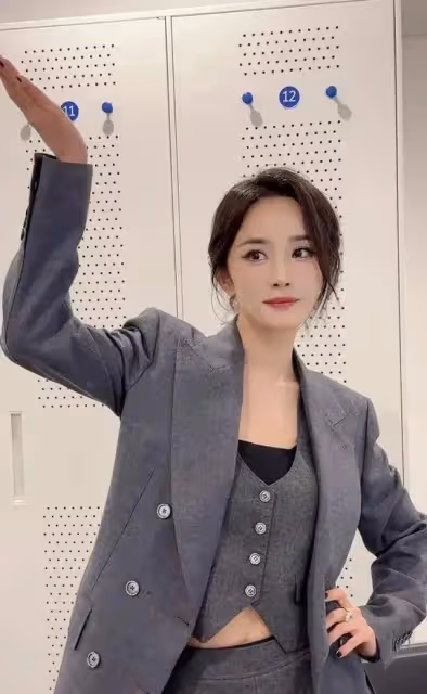 楊冪登台表演引圍觀,一身西裝超有型,和沈騰跳舞好有喜感