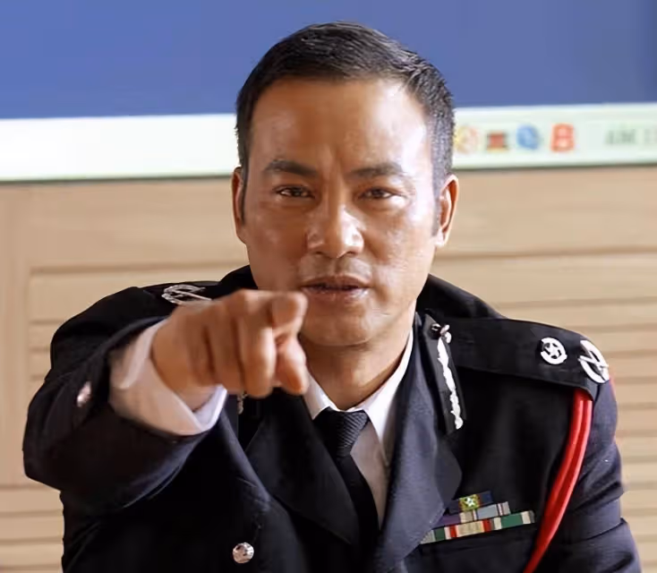 任達華蘭桂坊逛街被偶遇，上身疑似穿防刺馬甲，原因恐怕不止一點