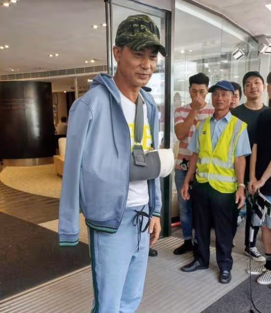 任達華蘭桂坊逛街被偶遇，上身疑似穿防刺馬甲，原因恐怕不止一點