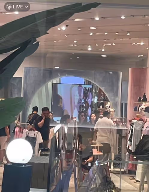 劉亦菲泰國機場購物被偶遇,五官優越美得很出眾