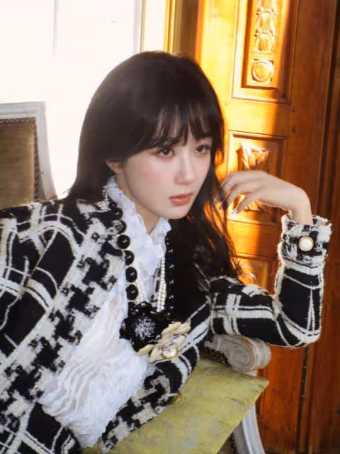 楊紫手捧蛋糕笑容甜蜜,戴金色耳環氣場全開