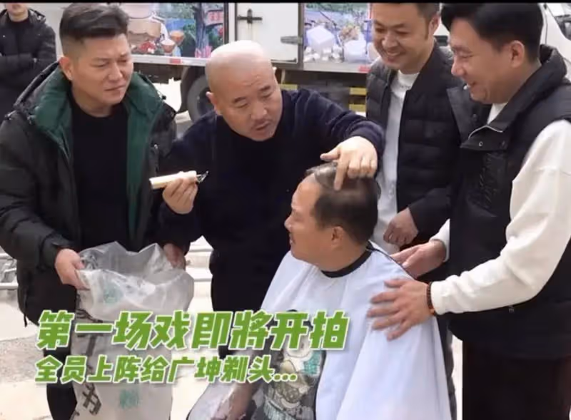 《鄉村愛情18》開拍,劉能按住謝廣坤理髮,原班人馬重聚沒完沒了