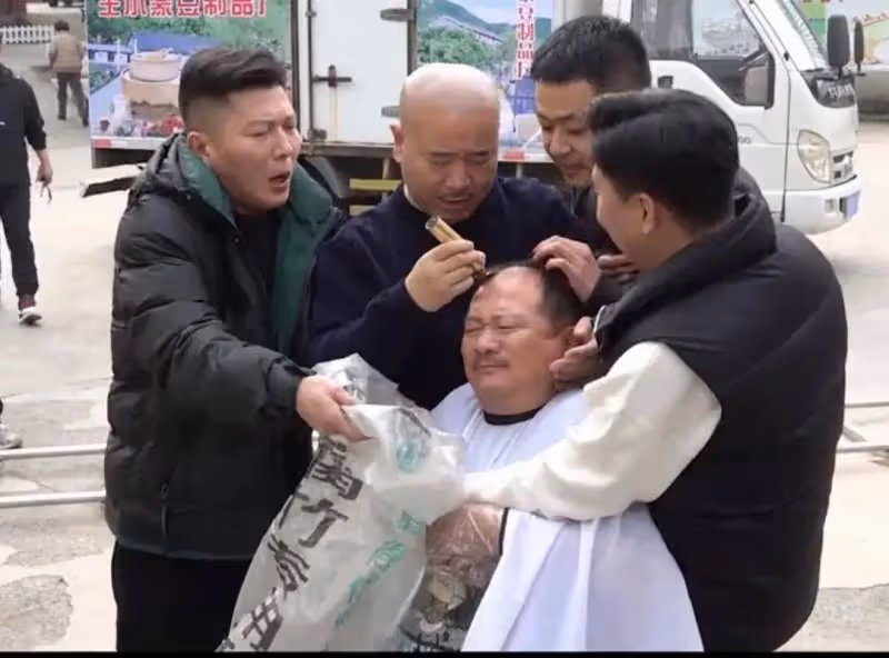 《鄉村愛情18》開拍,劉能按住謝廣坤理髮,原班人馬重聚沒完沒了