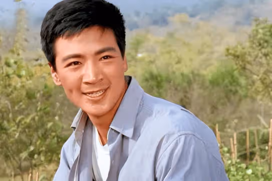 寇振海:53歲三婚娶小21歲嬌妻,54歲老來得子,如今70歲拚命拍戲不敢老去