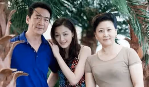 寇振海：53歲三婚娶小21歲嬌妻，54歲老來得子，如今70歲拚命拍戲不敢老去
