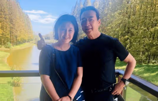 寇振海：53歲三婚娶小21歲嬌妻，54歲老來得子，如今70歲拚命拍戲不敢老去