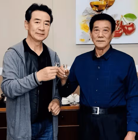 寇振海：53歲三婚娶小21歲嬌妻，54歲老來得子，如今70歲拚命拍戲不敢老去