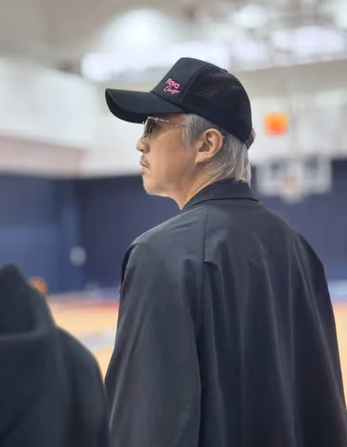 鄧超看兒子打籃球被偶遇，一頭白髮被指神似周星馳