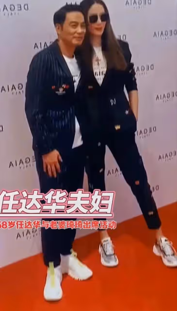 任達華帶老婆逛街被偶遇,任達華穿搭超時尚,老婆身材好棒