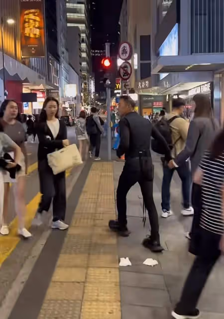 任達華帶老婆逛街被偶遇,任達華穿搭超時尚,老婆身材好棒