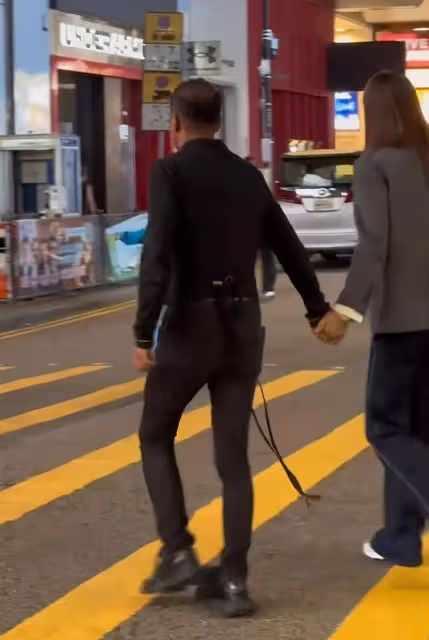 任達華帶老婆逛街被偶遇，任達華穿搭超時尚，老婆身材好棒