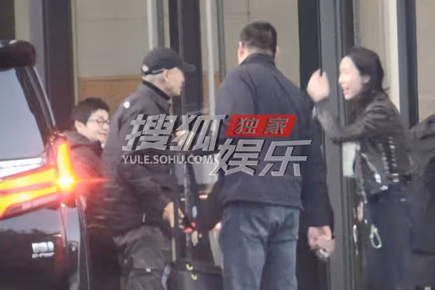 周潤發現身寫字樓眾人熱情迎接，打扮低調微微弓背