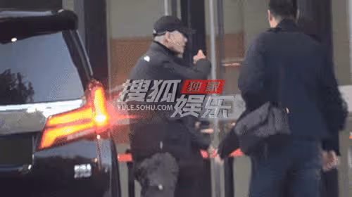 周潤發現身寫字樓眾人熱情迎接，打扮低調微微弓背