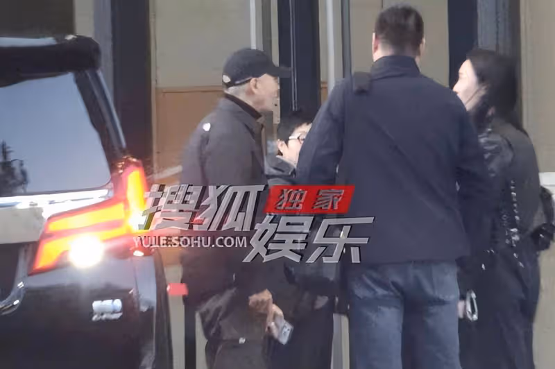 周潤發現身寫字樓眾人熱情迎接，打扮低調微微弓背