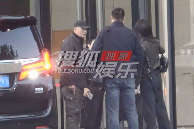周潤發現身寫字樓眾人熱情迎接，打扮低調微微弓背