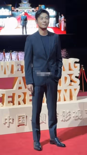 朱亞文現身頒獎晚會,一身筆挺西裝帥氣十足,油膩感全無超有型