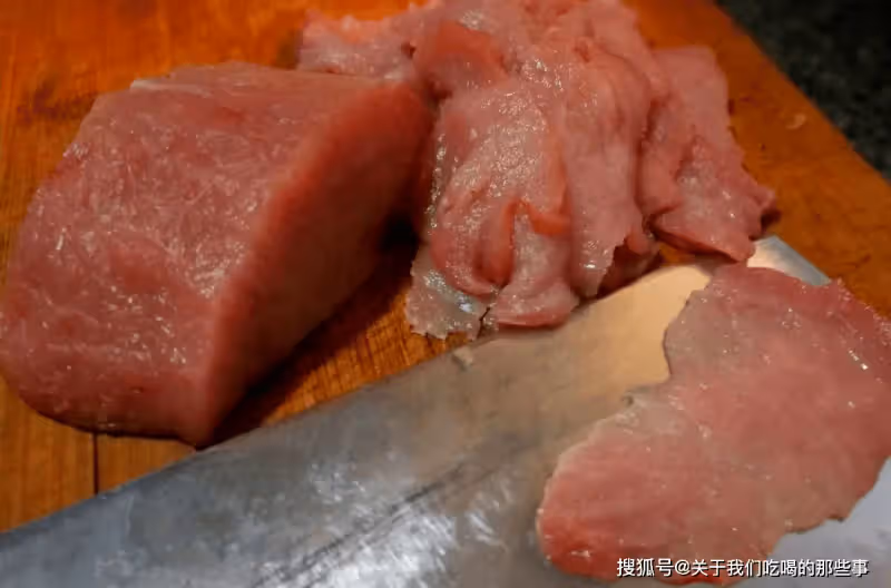 水煮肉片怎麼做最好吃?掌握好4點竅門,肉片滑嫩鮮香,麻辣下飯