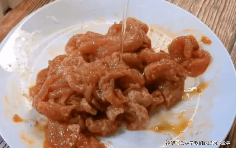 水煮肉片怎麼做最好吃?掌握好4點竅門,肉片滑嫩鮮香,麻辣下飯