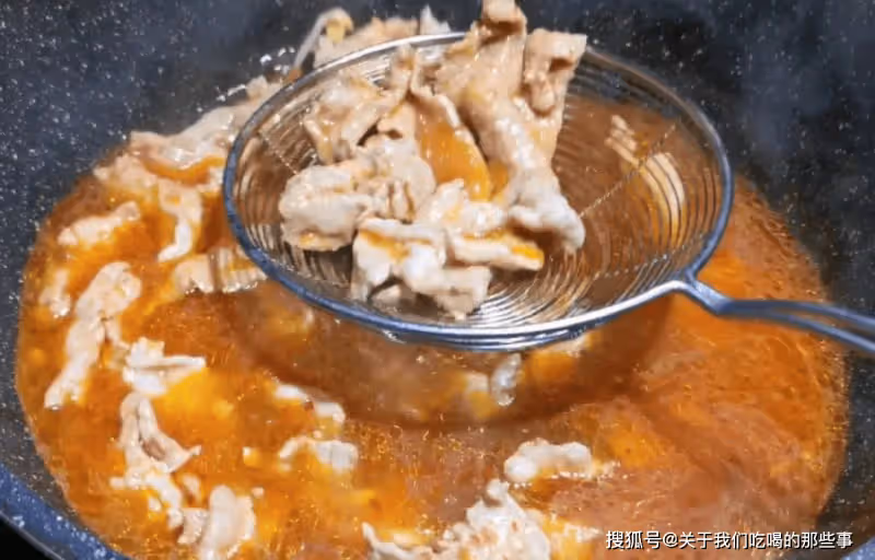 水煮肉片怎麼做最好吃?掌握好4點竅門,肉片滑嫩鮮香,麻辣下飯