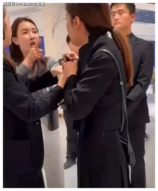 LV櫃姐事件原配直播曝大瓜,官宣與出軌男離婚,櫃姐被辭退