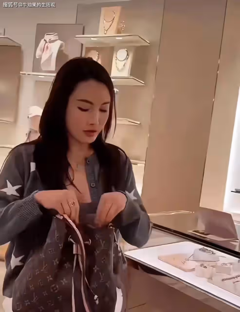 LV櫃姐事件原配直播曝大瓜,官宣與出軌男離婚,櫃姐被辭退